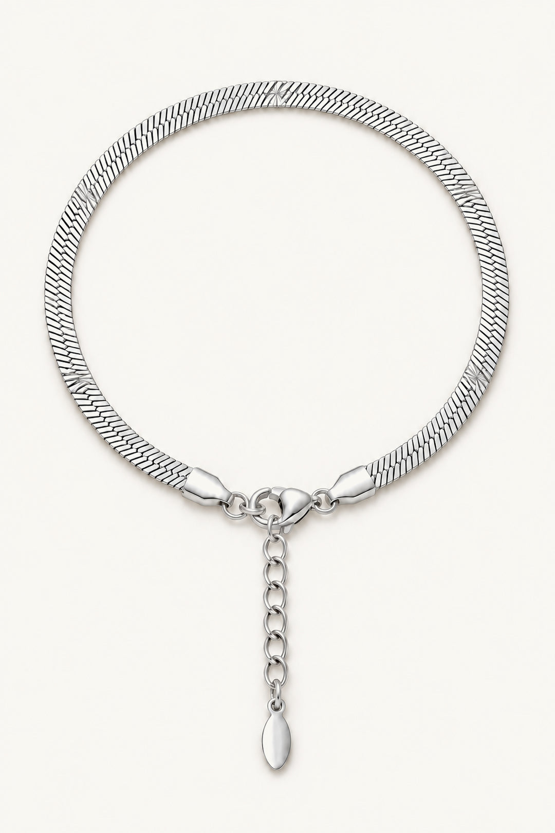 APAERZ LINEA silberfarbenes Edelstahlarmband mit flacher Kette und feinen Prägungen in geschlossener Form