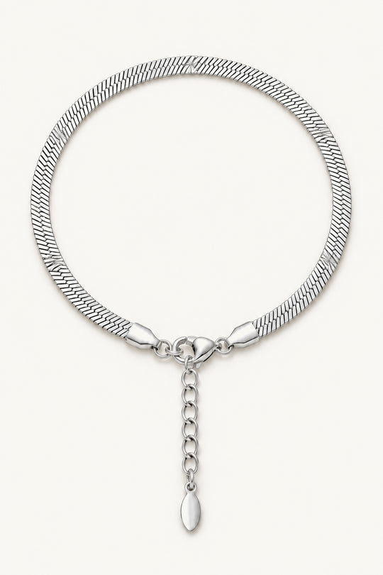 APAERZ LINEA silberfarbenes Edelstahlarmband mit flacher Kette und feinen Prägungen in geschlossener Form