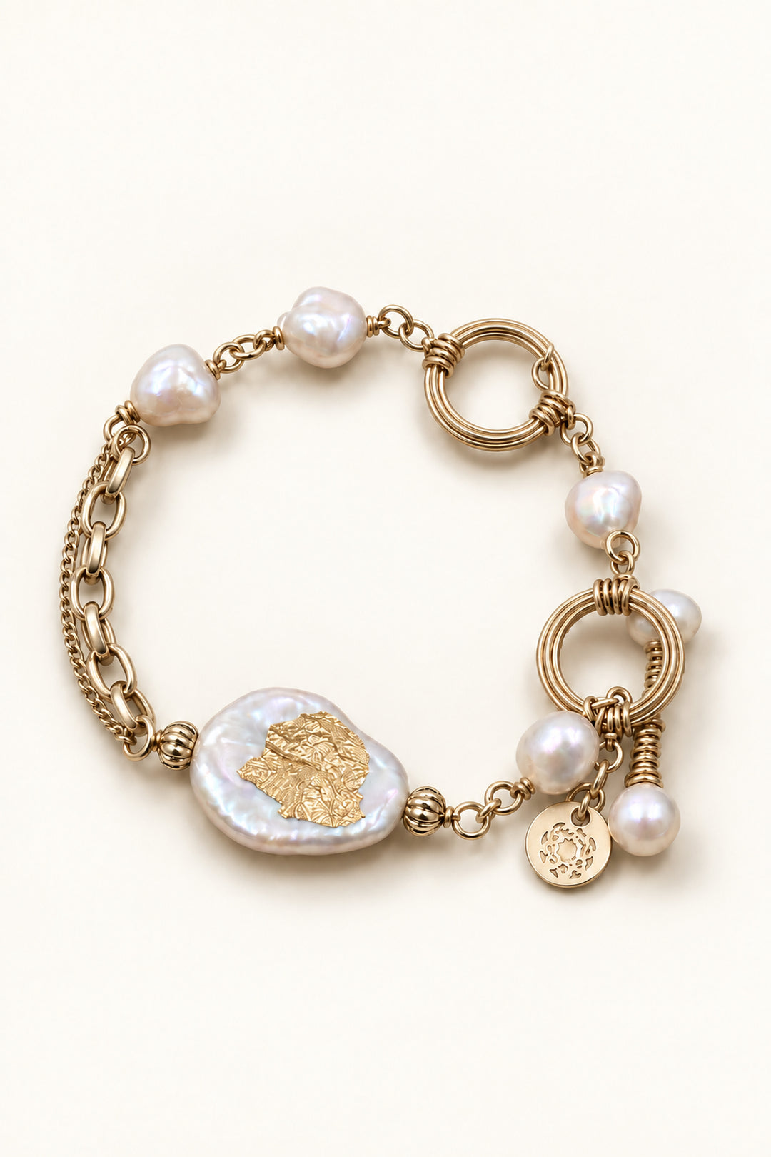 APAERZ AURELIA Armband in Ringform mit barocker Süßwasserperle, kleinen Perlen, goldfarbenen Ringelementen und OT-Verschluss