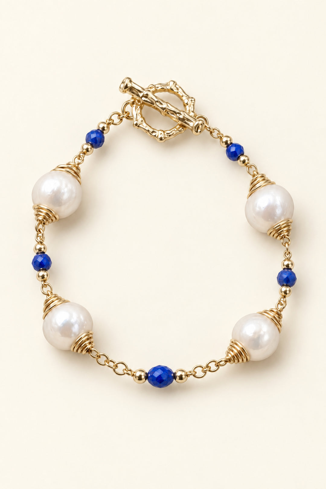 APAERZ AZURÉA Perlenarmband in Ringform mit barocken Süßwasserperlen, blauen Kyanitsteinen und goldfarbenem OT-Verschluss