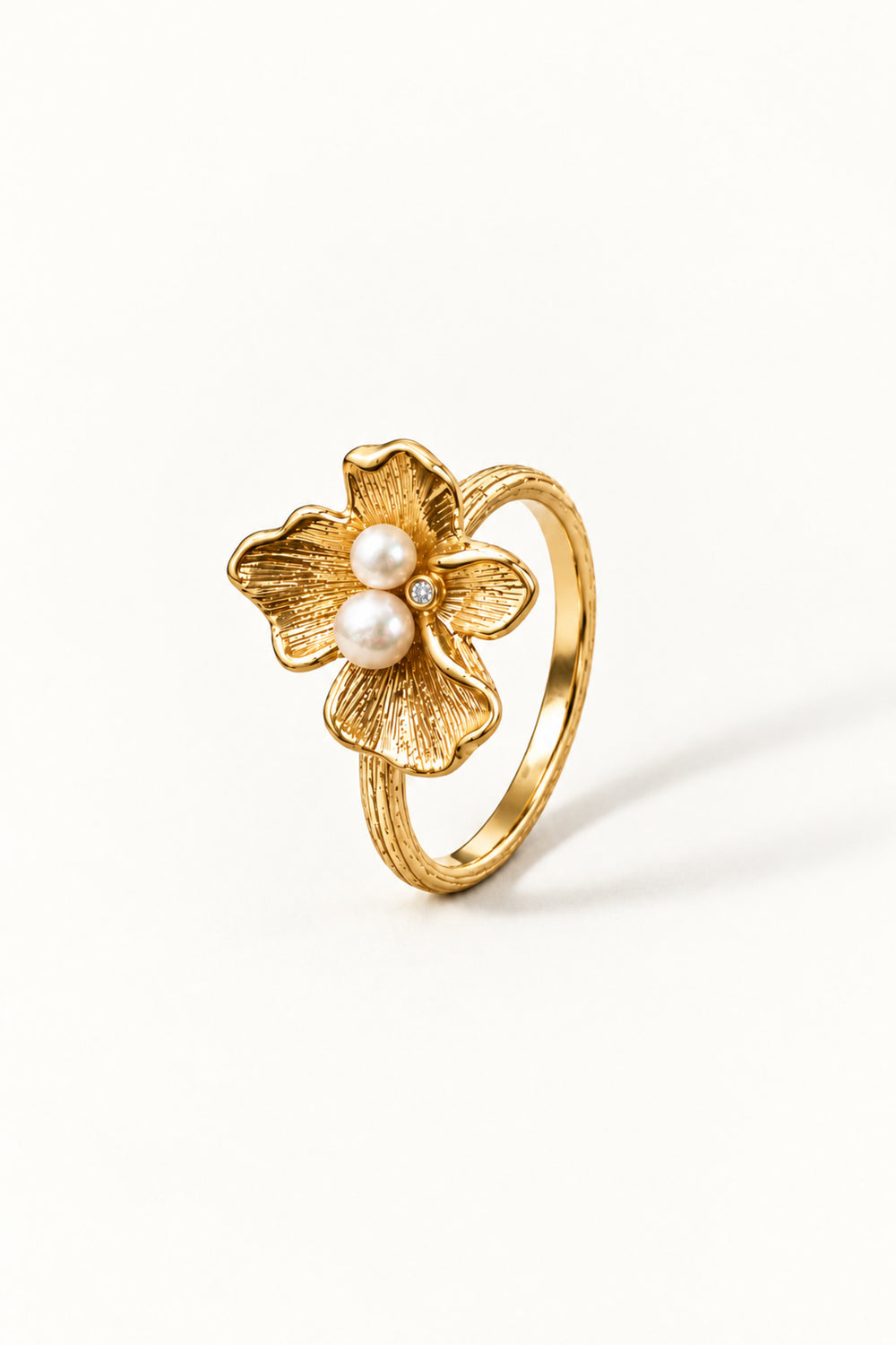 APAERZ FLORINA Ring mit strukturierter Blüte und zwei Süßwasserperlen in aufrechter Ansicht