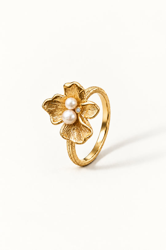 APAERZ FLORINA Ring mit strukturierter Blüte und zwei Süßwasserperlen in aufrechter Ansicht