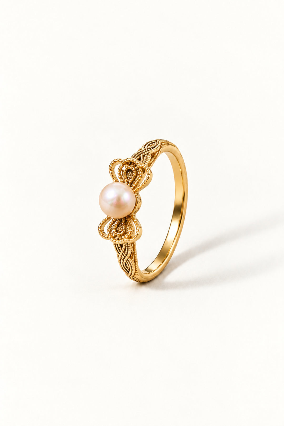 Seitliche Ansicht des APAERZ LISETTE Rings mit Süßwasserperle, strukturierter Schleife und verzierter Ringschiene