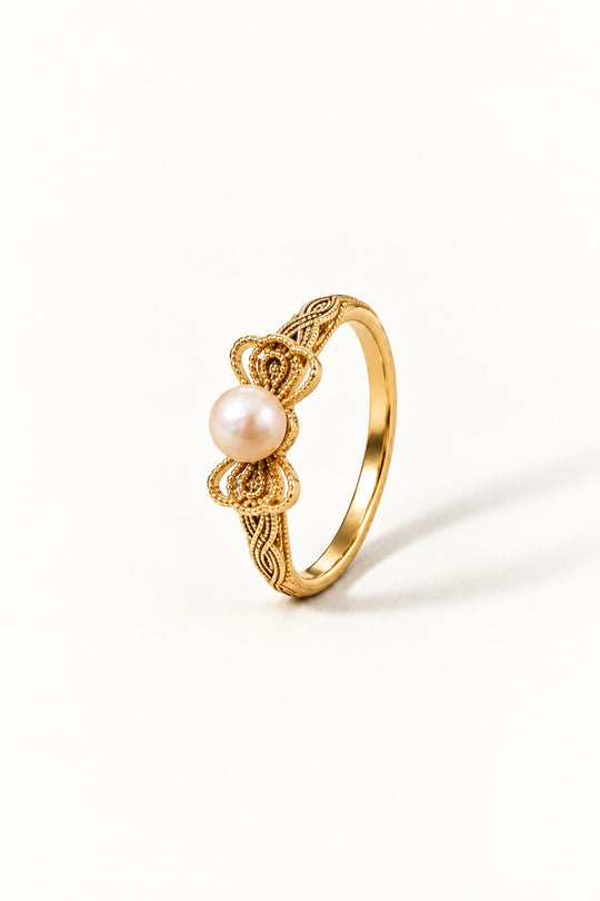 Seitliche Ansicht des APAERZ LISETTE Rings mit Süßwasserperle, strukturierter Schleife und verzierter Ringschiene
