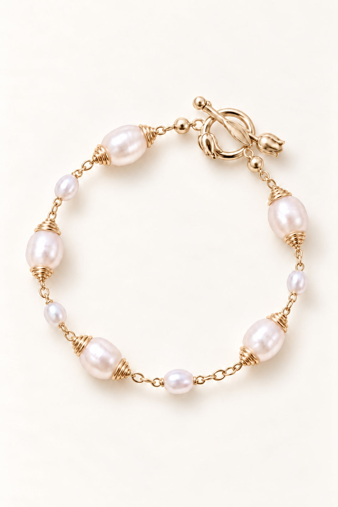 APAERZ TULÉA Perlenarmband in Ringform mit barocken Süßwasserperlen und goldfarbenem Tulpenverschluss