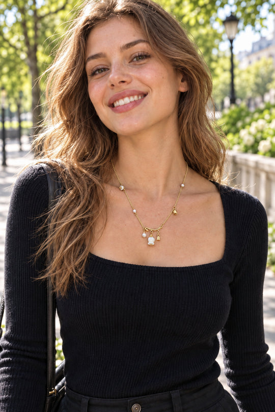 APAERZ MIRA Halskette mit asymmetrischem Design in Gold im Tragebild