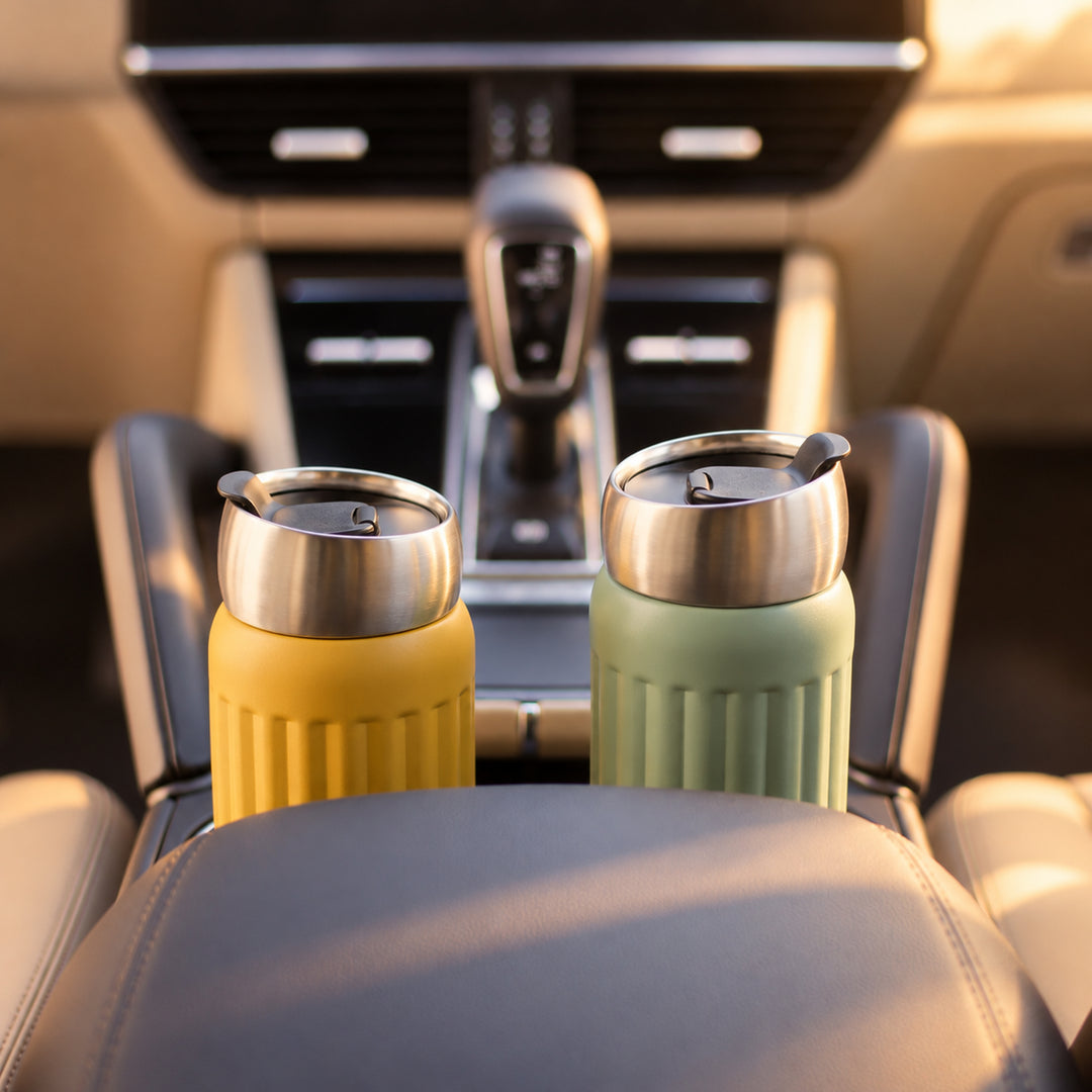 EPPIKAN eppiGrand Thermobecher in Mustard Yellow und Moss Green unterwegs im Auto