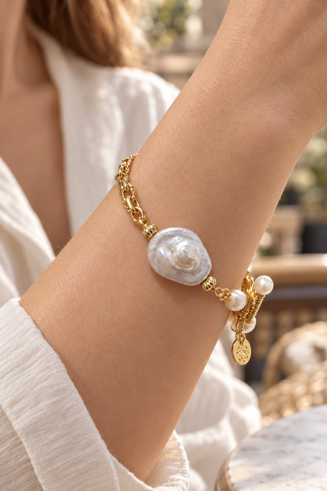 Nahaufnahme der Rückseite der großen barocken Süßwasserperle am getragenen APAERZ AURELIA Armband