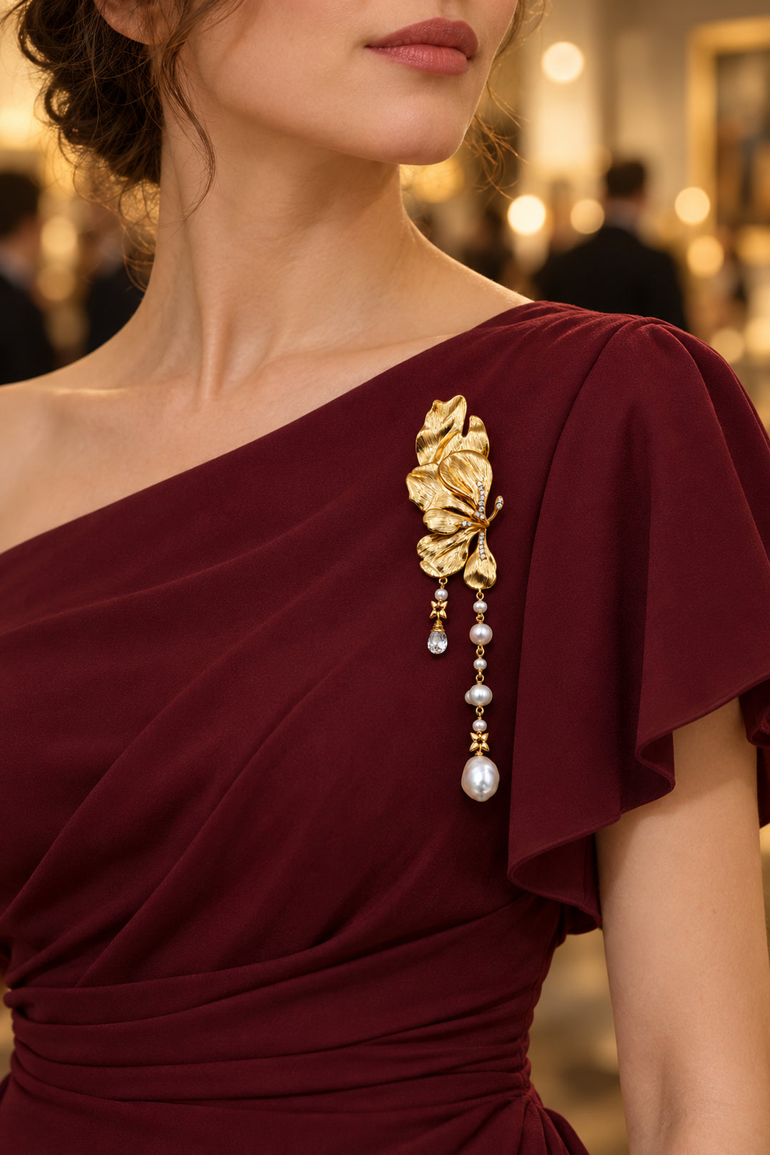 APAERZ CAMELIA Blütenbrosche mit Barockperlen an einem bordeauxroten Abendkleid