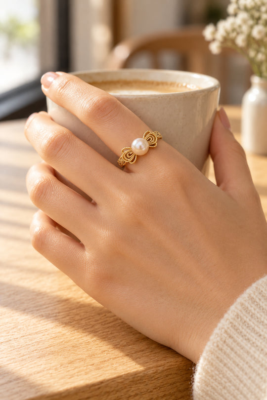 APAERZ LISETTE Ring mit Süßwasserperle an der Hand beim Halten einer Keramiktasse