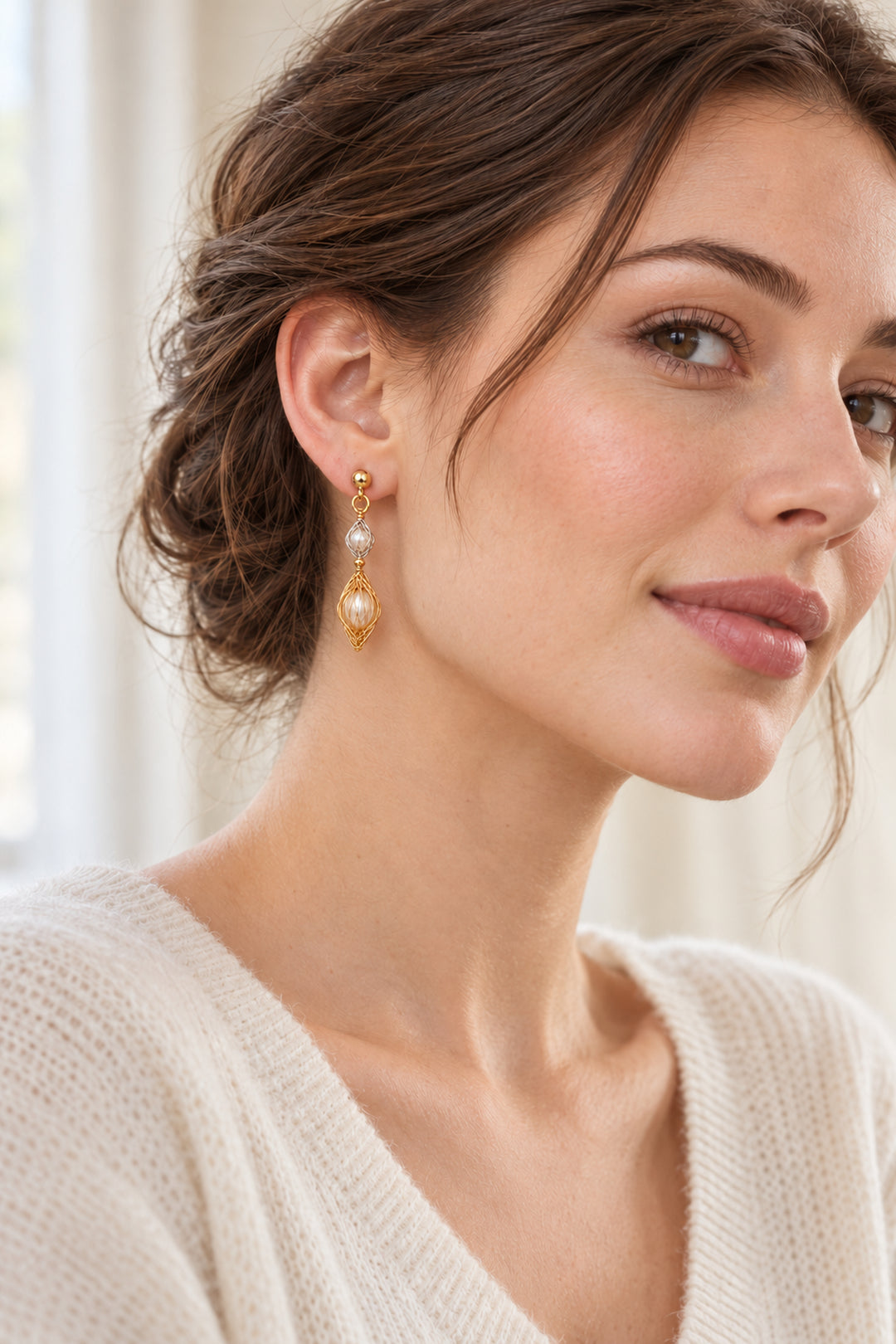 Model trägt einen APAERZ LIVIA Bicolor-Ohrhänger mit zwei Barockperlen zu einem hellen Strickoberteil