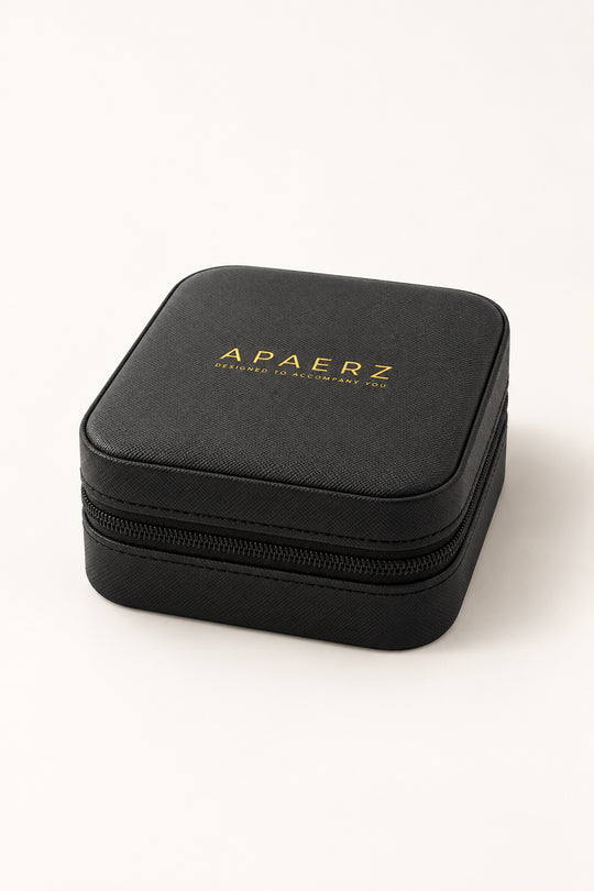 Geschlossene schwarze APAERZ Schmuckbox aus PU mit goldfarbenem Logo und umlaufendem Reißverschluss