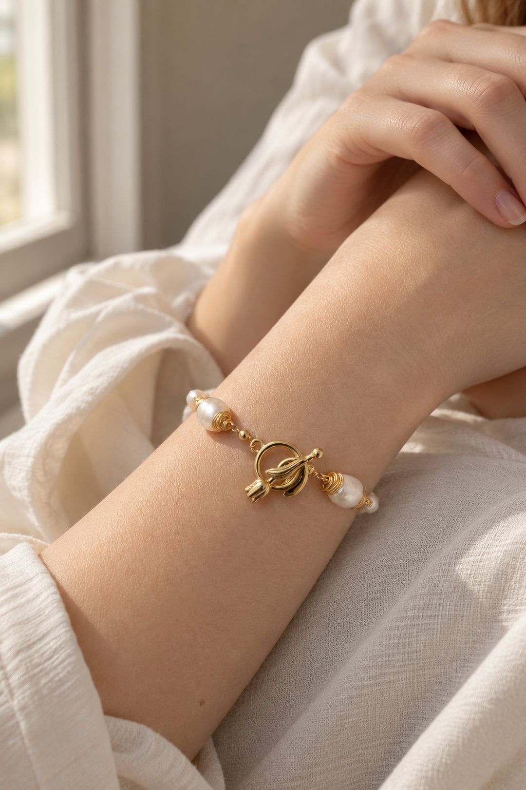 APAERZ TULÉA Perlenarmband am Handgelenk mit sichtbarem goldfarbenem Tulpenverschluss