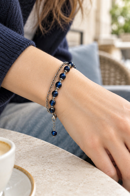 APAERZ VIOLA zweireihiges Armband in Saphirblau getragen 