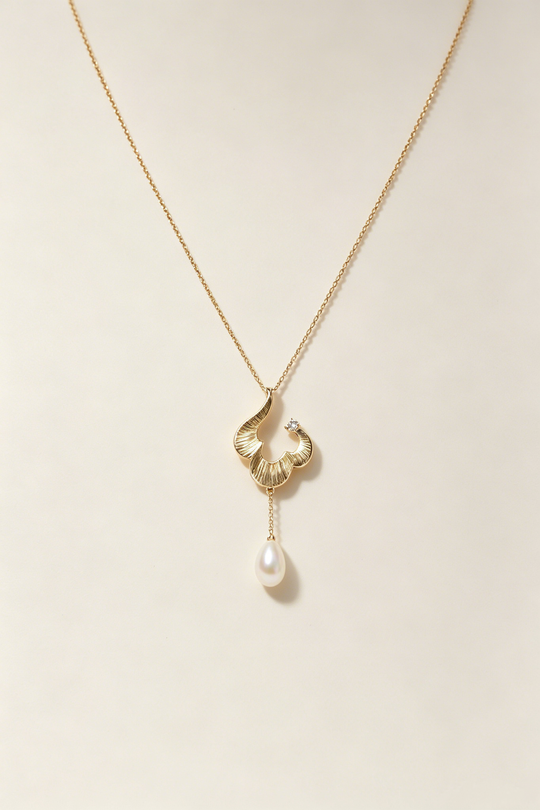 APAERZ Perla Élan Halskette mit Süßwasserperle und Zirkonia in Gold