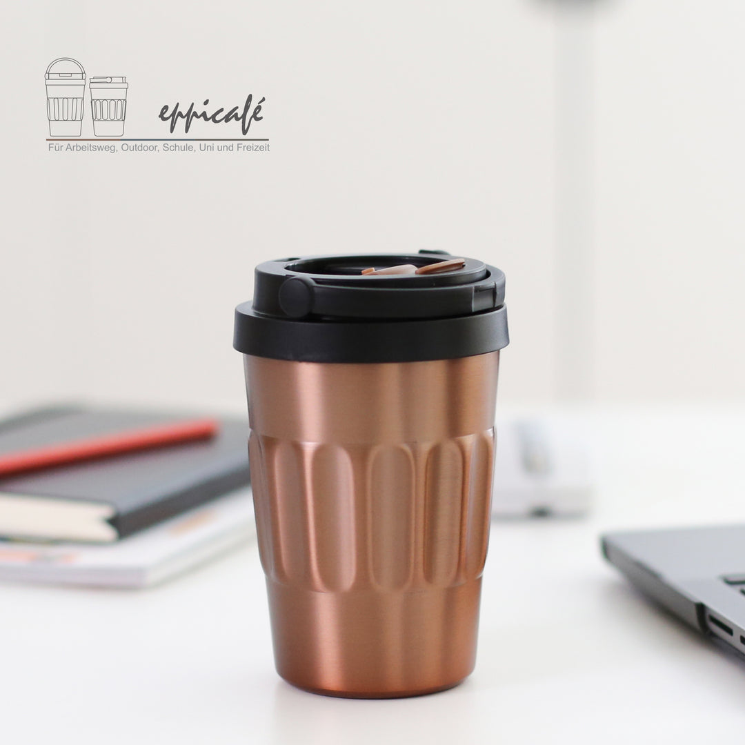 EPPIKAN eppiCafé Thermobecher in Electric Copper auf einem Schreibtisch