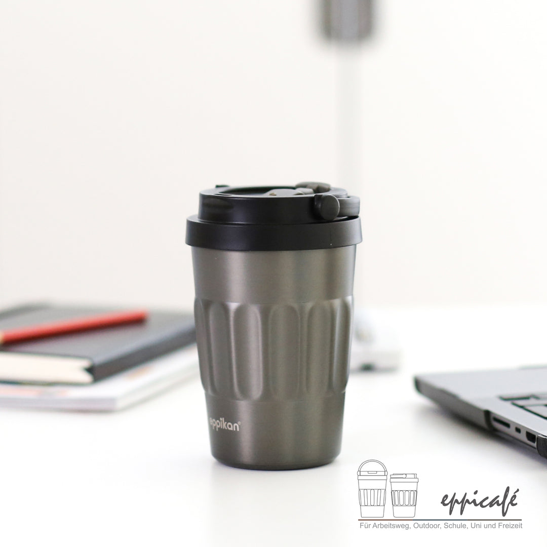 EPPIKAN eppiCafé Thermobecher in Electric Grey auf einem Schreibtisch