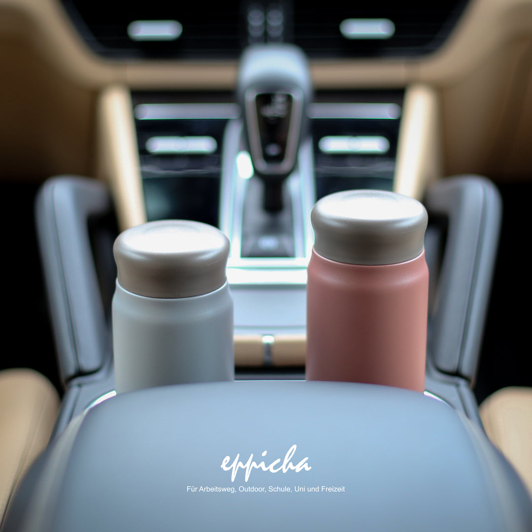 EPPIKAN eppiCha Thermobecher in Coral Red und Misty Grey unterwegs im Auto