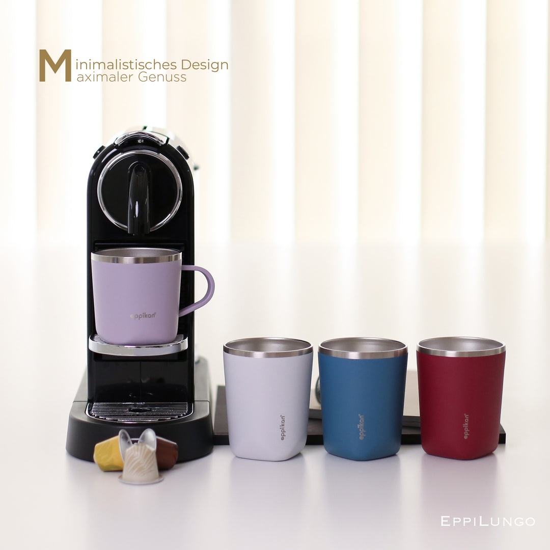 EPPIKAN eppiLungo Thermobecher neben einer Kaffeemaschine