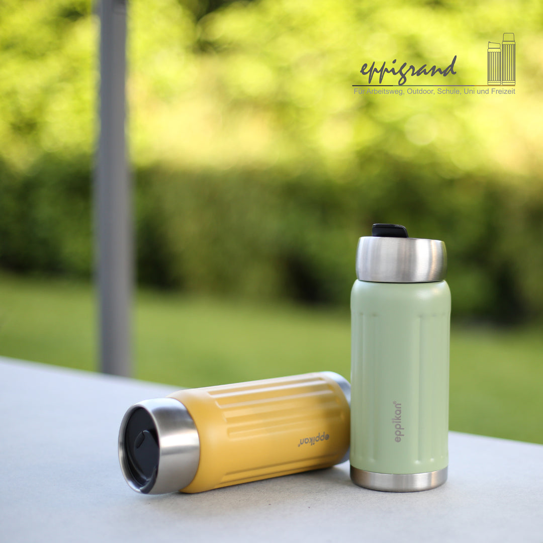 EPPIKAN eppiGrand Thermobecher 500 ml in Mustard Yellow und Moss Green im Außenbereich