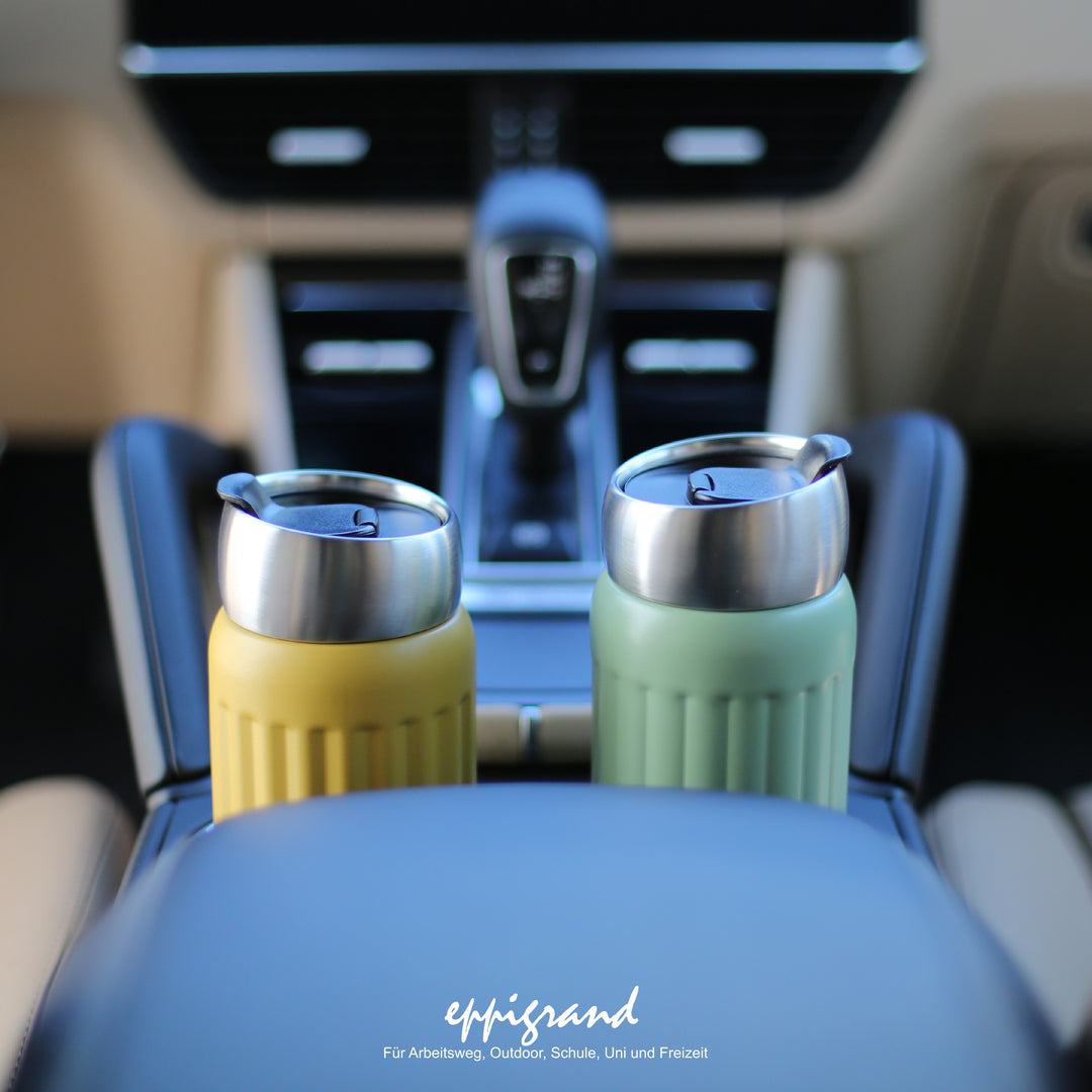 EPPIKAN eppiGrand Thermobecher in Mustard Yellow und Moss Green unterwegs im Auto