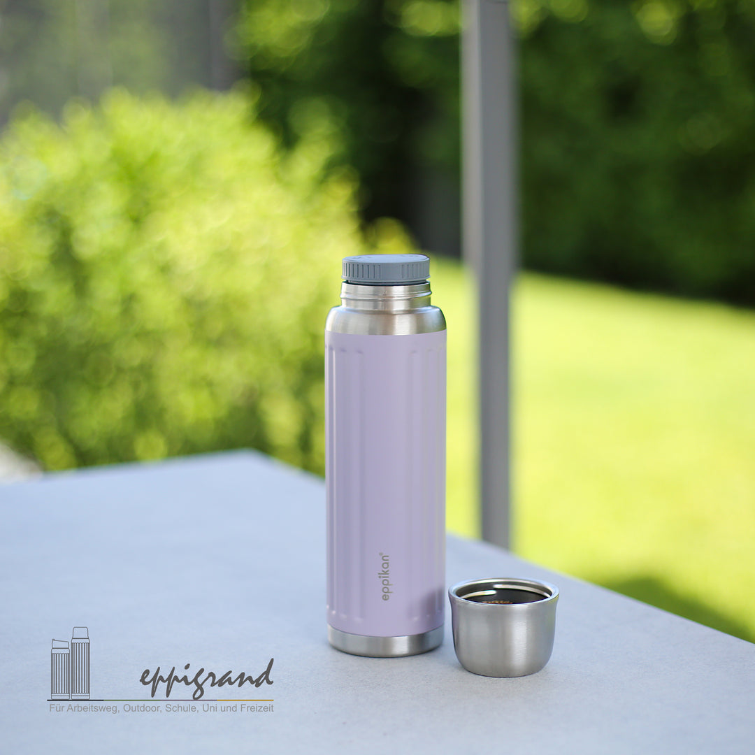EPPIKAN eppiGrand Thermosflasche 750 ml in Dusty Violet mit Trinkbecher im Außenbereich