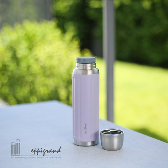 EPPIKAN eppiGrand Thermosflasche 750 ml in Dusty Violet mit Trinkbecher im Außenbereich