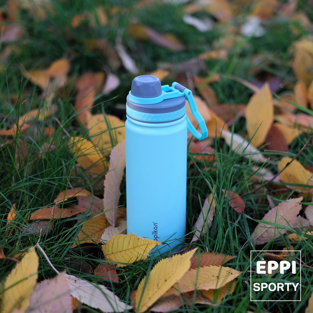 EPPIKAN eppiSporty Thermosflasche im Freien zwischen Herbstlaub