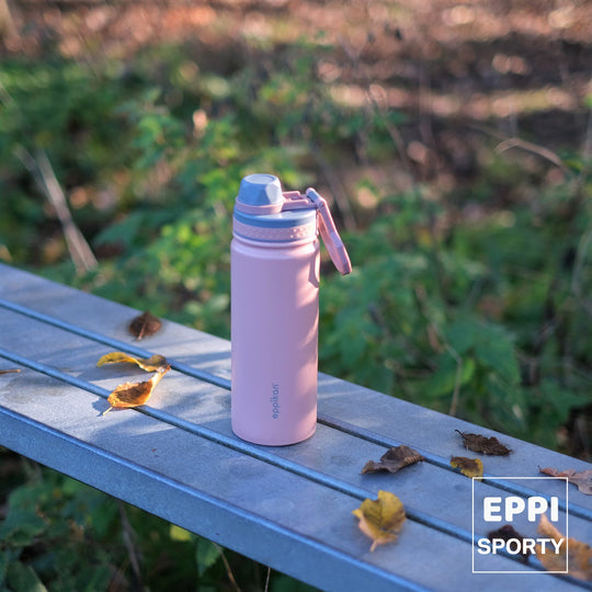 EPPIKAN eppiSporty Thermosflasche auf einer Parkbank